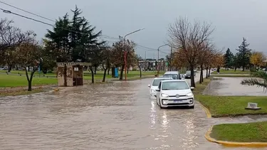 Tres Arroyos complicado por la abundante caída de agua.