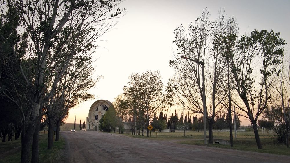 La entrada del cementerio de Saldungaray, obra del ingeniero Francisco Salamone.