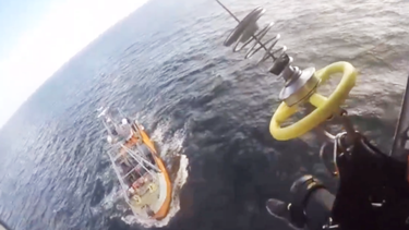 Imagen de la maniobra de rescate de un marinero herido con un helicóptero sanitario. (Captura de Video/La Capital de Mar del Plata)