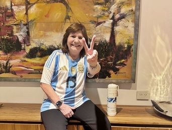 La exministra de Seguridad y legisladora por La Libertad Avanza, Patricia Bullrich, posteó una foto con un gesto llamativo, alusivo a la victoria, vistiendo la albiceleste con el número 13, que usa Cristian Cuti Romero.&nbsp;