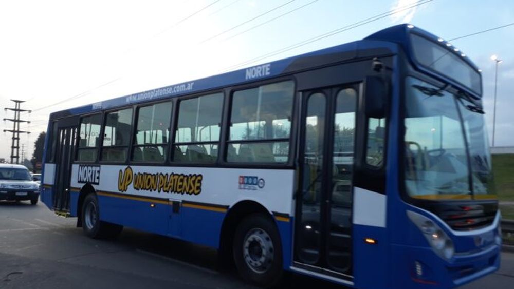 Un colectivo de la línea Norte platense. (Twitter: @Bondisdeloeste)