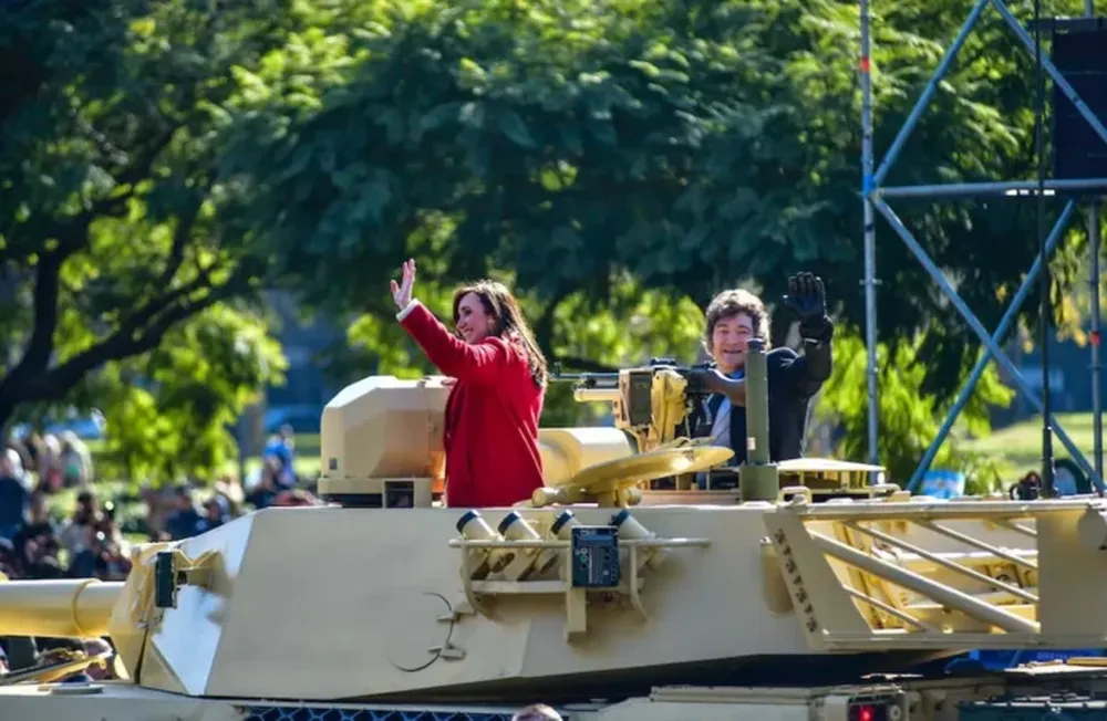 Victoria Villarruel y Javier Milei en un tanque, en el desfile del 9 de julio de 2024. (Archivo)