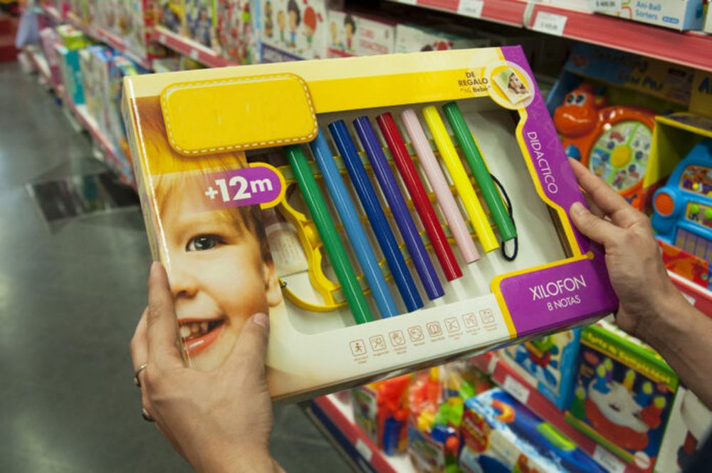 Una persona en una juguetería.