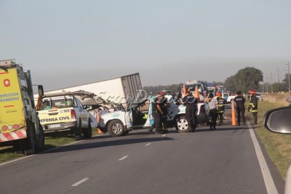 La colisión se produjo entre una camioneta Chevrolet Spin, que venía desde Mar del Plata, y un camión con caja térmica que se dirigía hacia esa localidad (Foto Ecos Diarios)