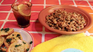 Camarones y vermouth, una combinación irresistible en Ingeniero White.