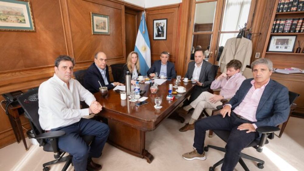 Parte del gabinete analizando el tema Aerolíneas Argentinas.