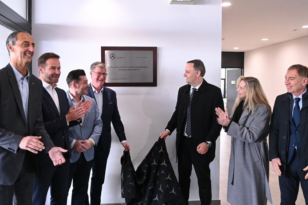 Adorni en la inauguraci&oacute;n de la nueva planta en Z&aacute;rate, acompa&ntilde;ado por la secretaria general de la Presidencia, Karina Milei; el ministro del Interior, Diego Santilli; y autoridades de Mercedes Benz.