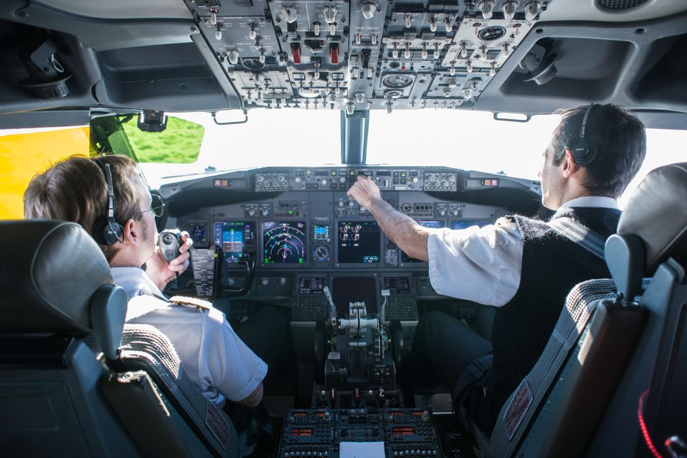 Dos pilotos al frente de un avión.&nbsp;