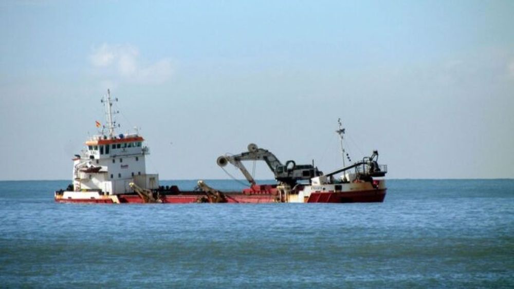 La draga “Omvac Diez”, que llegó hace unos pocos días desde España, comenzó este jueves en el puerto de Mar del Plata sus tareas.