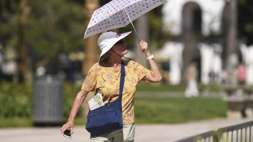 Protegerse como se pueda del sol. (Telam)