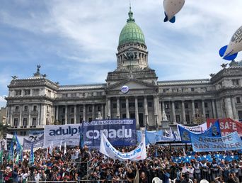 Los gremios de docentes y no docentes universitarios mantienen el reclamo por el incumplimiento de la Lay de Financiamiento por parte del Gobierno y vuelven las medidas de fuerza.&nbsp;