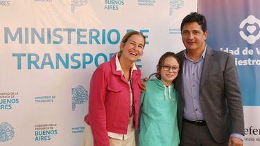 La legisladora Luciana Padulo, el activista autista Ian Moche y el ministro de Transporte bonaerense Martín Marinucci.