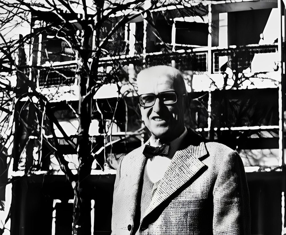 Pedro Curutchet frente a su casa.