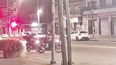 El momento en que un delincuente se le acercó a la víctima para robarle la moto. (Imagen de video/SM Noticias)