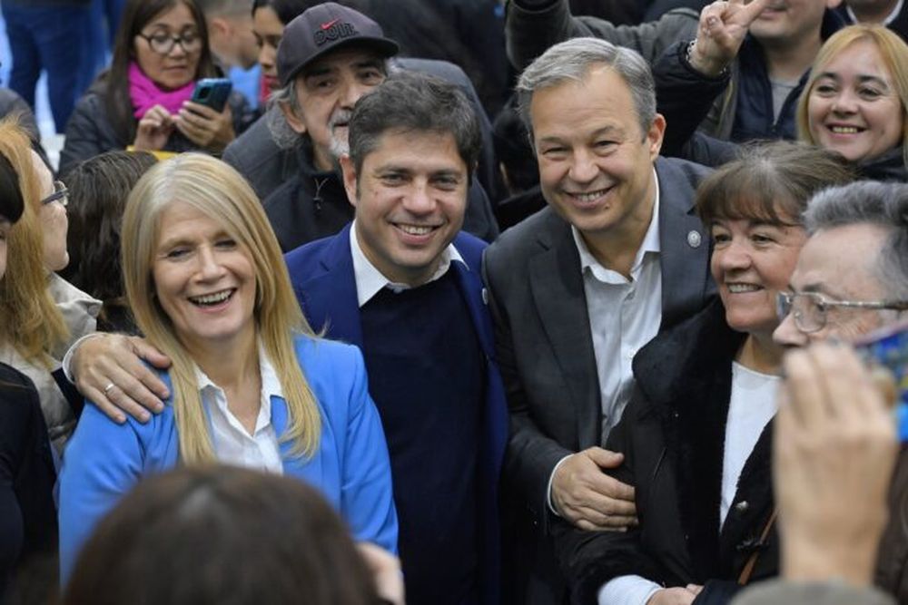Axel Kicillof junto a Verónica Magario y Mariano Cascallares.