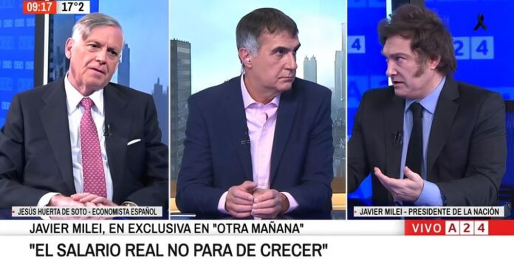 Jesús Huerta de Soto, el periodista Antonio Laje y Javier Milei en A24. (Captura de video)