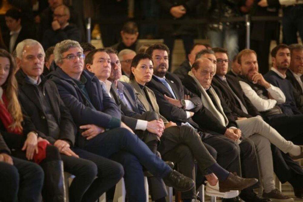 Mayra Mendoza junto a intendentes y funcionarios del Gabinete provincial.