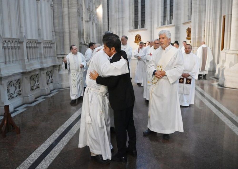 El gobernador Axel Kicillof se abraza con el arzobispo platense Gustavo Carrara en la misa de homenaje al Papa Francisco en la Catedral de La Plata. (Prensa Gobernación)