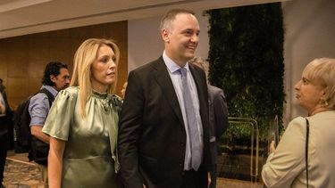 Manuel Adorni con su esposa, Bettina Julieta Angeletti.&nbsp;