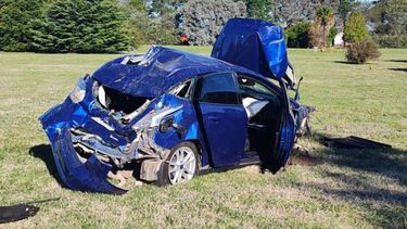 El Ford Focus terminó destrozado en el interior del predio del&nbsp;Cementerio Privado Parque de la Sierra.