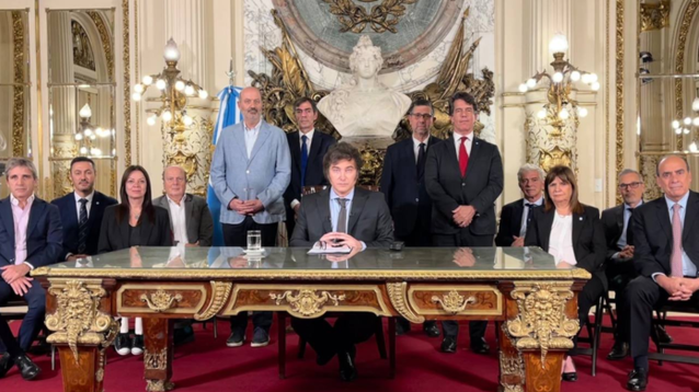 Javier Milei junto a su Gabinete, presentó el DNU que establece los lineamientos de desregulación del Estado.