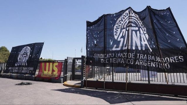 Los trabajadores de Fate permanecen reunidos en la puerta de la fábrica. Los trabajadores de Fate permanecen reunidos en la puerta de la fábrica.