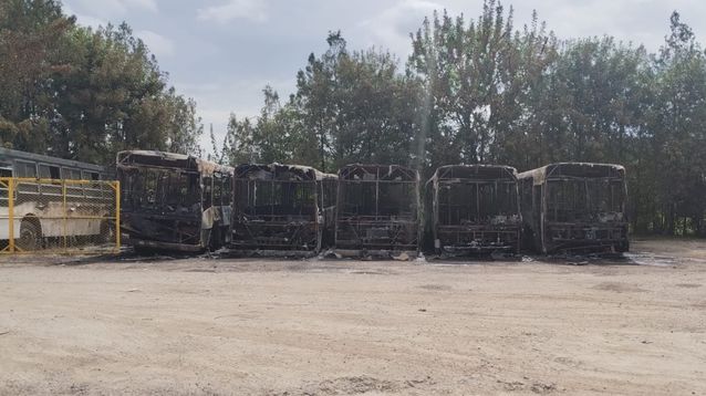 Los cinco colectivos que el fuego destruyó en Luján.