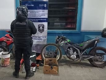 Las dos motos robadas que se encontraron tras la persecución en La Plata.