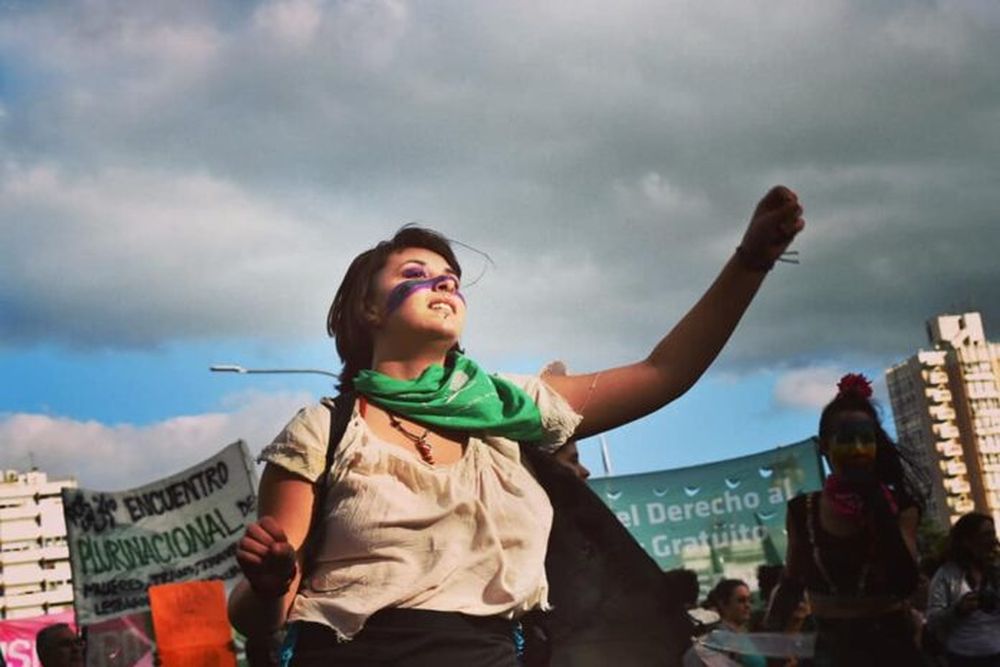 Este año, en nuestro país, los principales ejes de reclamo están centrados en lo que el movimiento de mujeres concibe como un “fuerte retroceso” a partir del desfinanciamiento de las políticas de género.