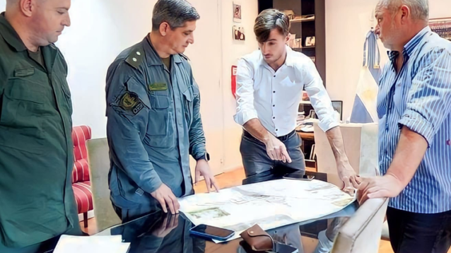 El intendente de Morón, Lucas Ghi (centro), removió al secretario de Seguridad, Andrés Rodríguez (der,), tras la ola de violencia e inseguridad que sacude al distrito.