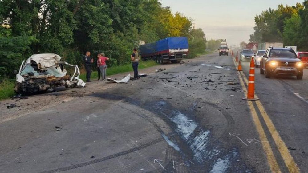 La Berlingo quedó prácticamente destrozada. (Prensa Caminos Viales)