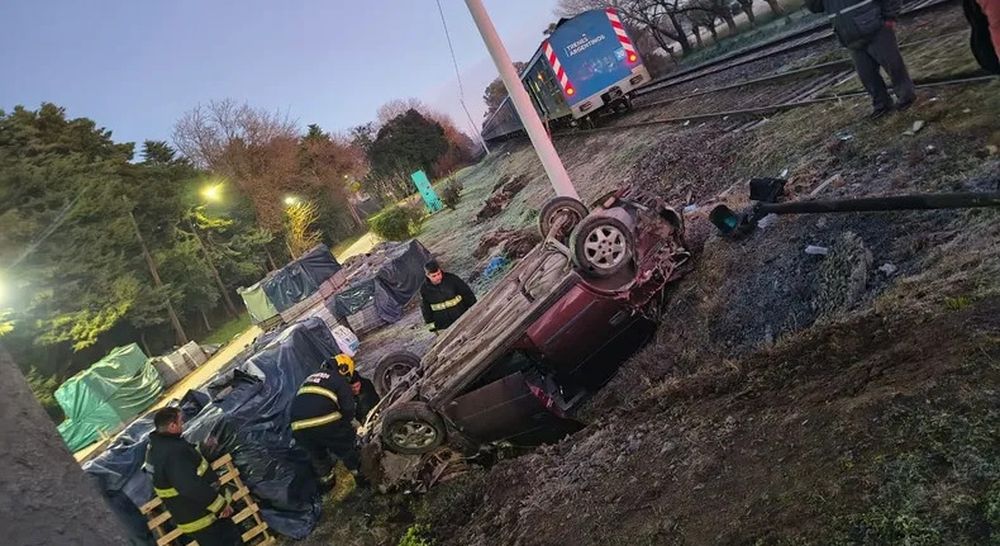 Tras cruzar con las barreras bajas en Pilar, el auto quedó volcado junto a las vías.