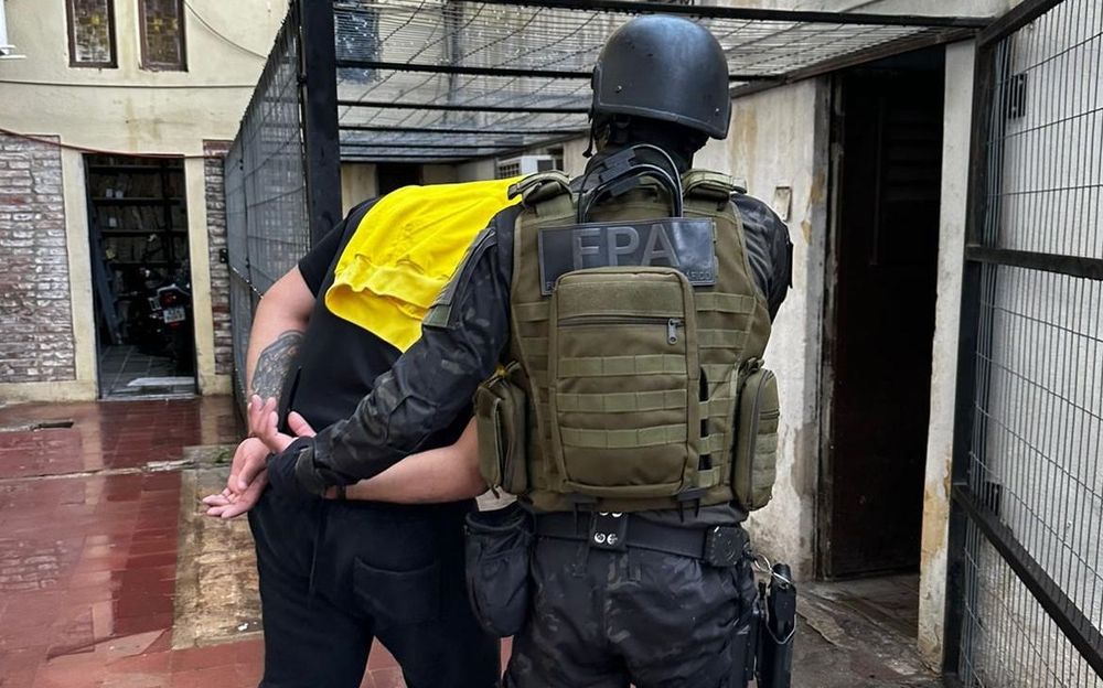 Un detenido es trasladado por las fuerzas de seguridad.