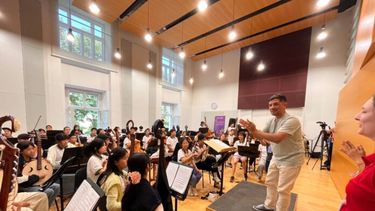El músico, director y docente, Gustavo Moreno, dando una masterclass en Viena.
