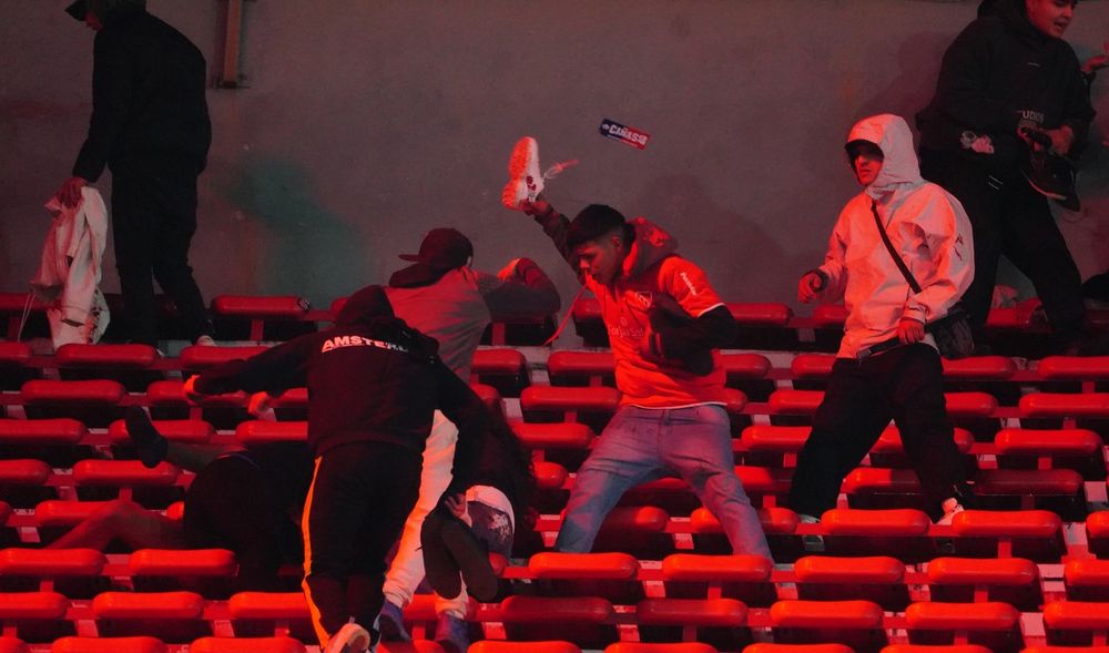 La pelea en las tribunas que obligó a la cancelación del partido entre Independiente y Universidad de Chile. (Olé)