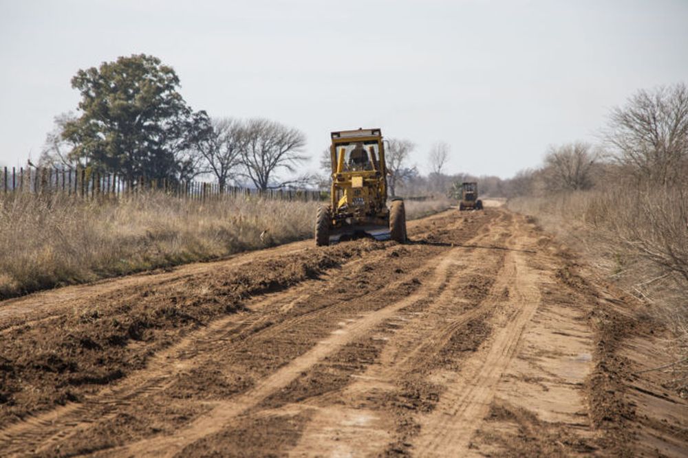 Máquinas trabajando en un camino rural.