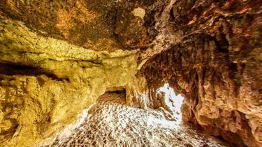 La “Cueva del Tigre” en el río Quequén Salado.