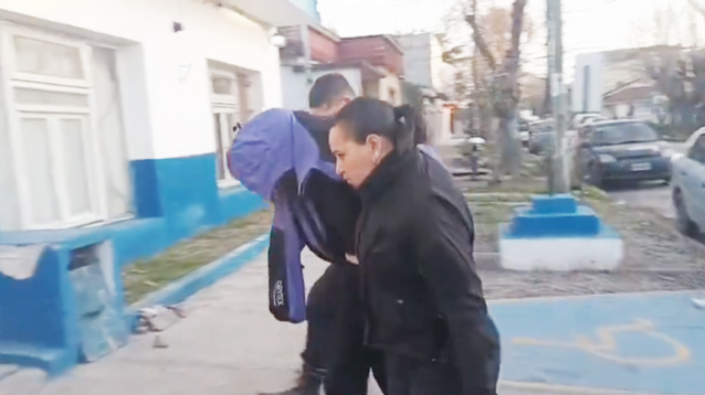 La mujer quedó detenida por apuñalar a un perro vecino.