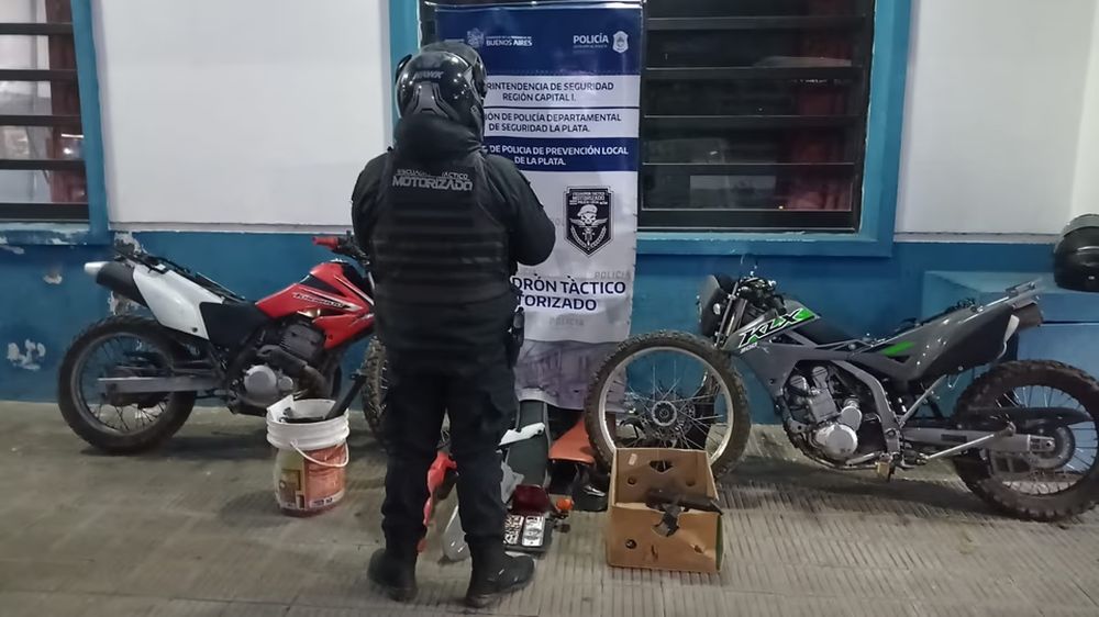 Las dos motos robadas que se encontraron tras la persecución en La Plata.