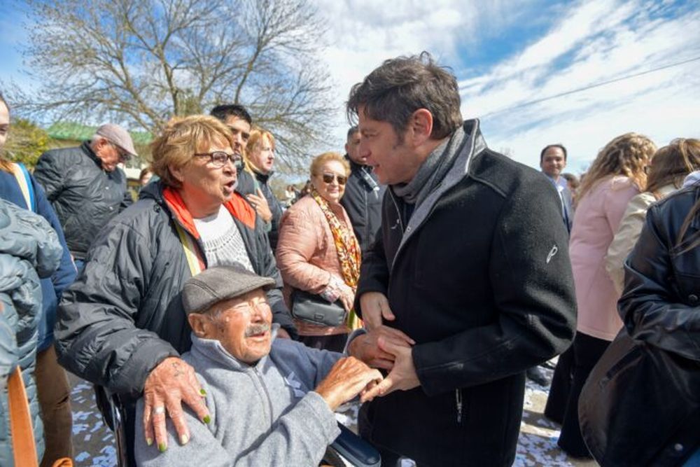 El gobernador Axel Kicillof junto a adultos mayores.