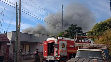 El incendio de la pañalera en Lomas del Mirador, en La Matanza. (Captura de video)