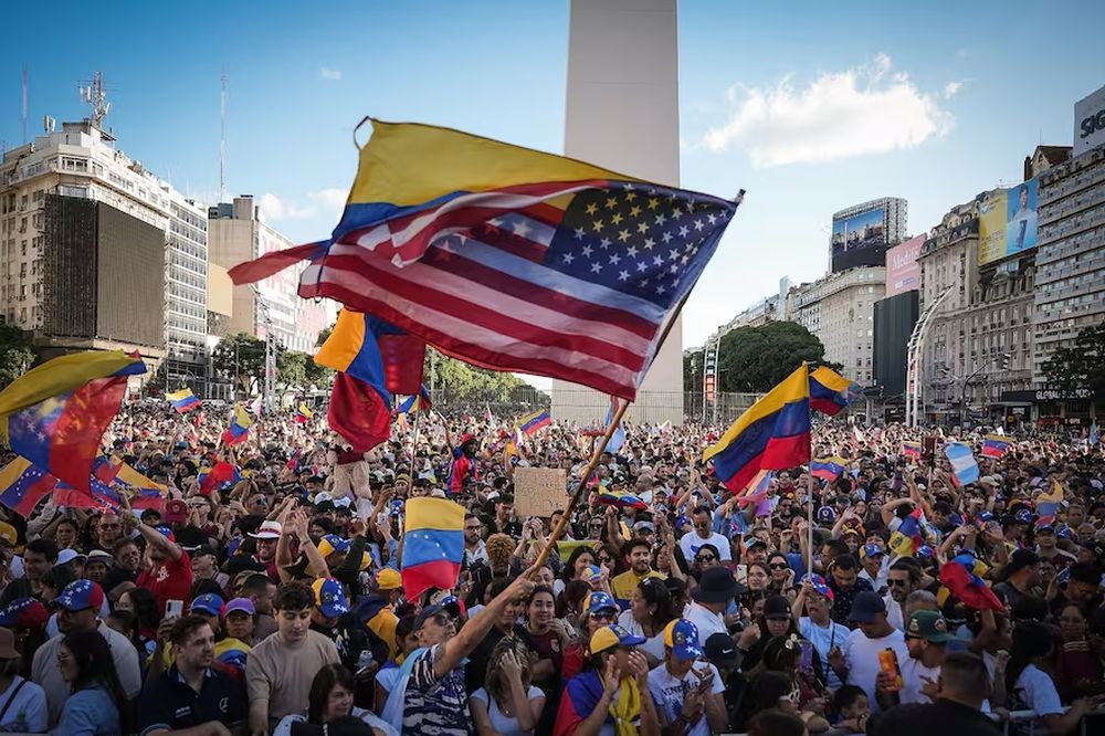 Venezolanos festejan en el Obelisco la caída de Nicolás Maduro.&nbsp;