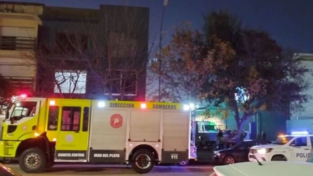 El trabajo de bomberos y el SAME en el lugar. - 0223.com.ar -