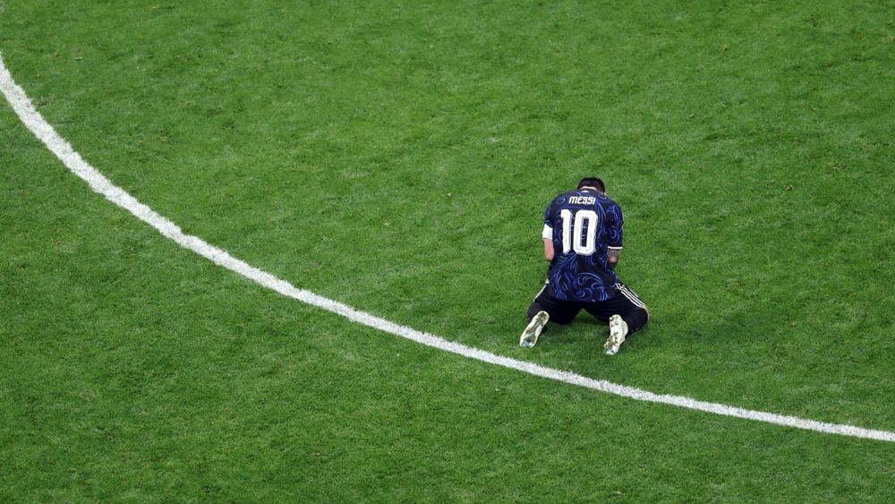 Toda la emoción del 10 al final de terminar el partido. Toda la emoción del 10 al final de terminar el partido.
