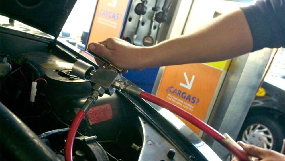 Un auto cargando GNC.