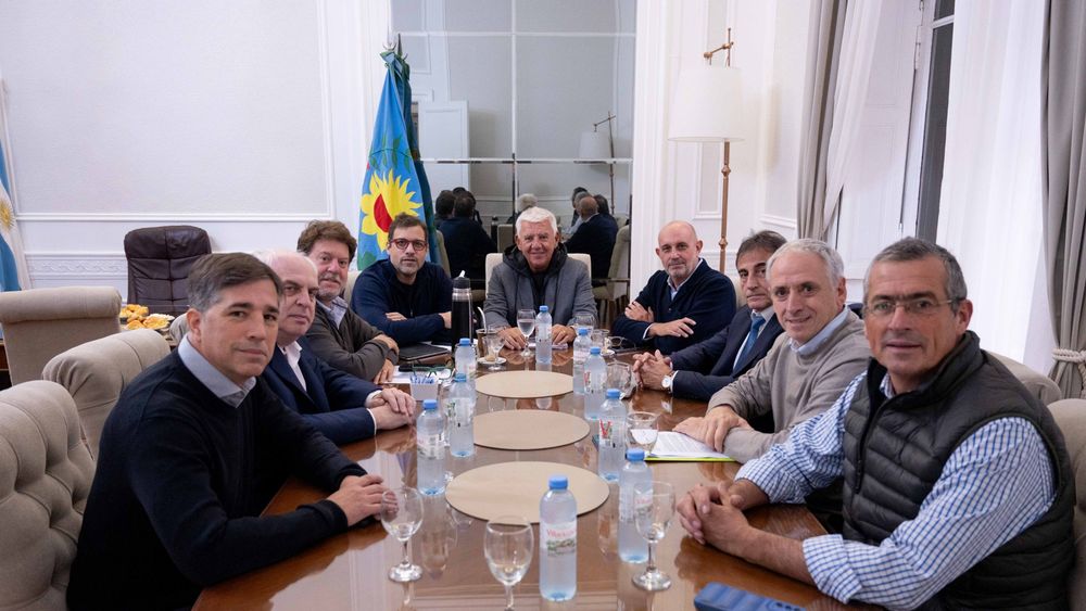 Intendentes y autoridades parlamentarias en la reunión para avanzar con los fondos para los municipios.&nbsp;