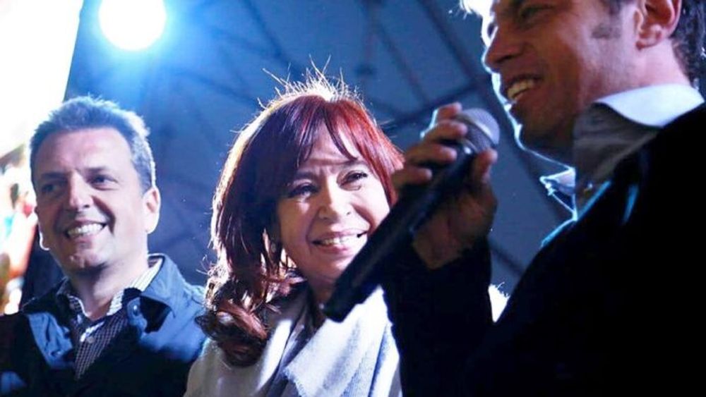 La expresidenta Cristina Fernández, el gobernador bonaerense, Axel Kicillof, el líder del Frente Renovador y excandidato presidencial, Sergio Massa.