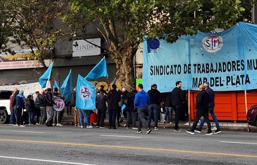 Trabajadores del STM, este viernes, en la puerta de la sede marplatense del Ministerio de Trabajo. (Facebook)