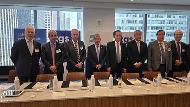 El empresario Marcelo Mindlin y directivos de TGS junto al ministro Luis Caputo tras el anuncio.