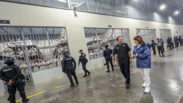 Patricia Bullrich en una cárcel en El Salvador.